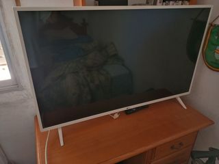 TV LG 43" blanca