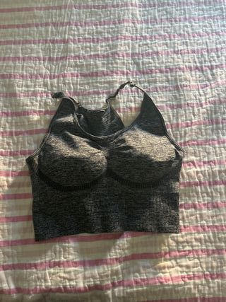 Top deportivo gris sin costuras