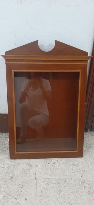 Vitrina de madera marrón