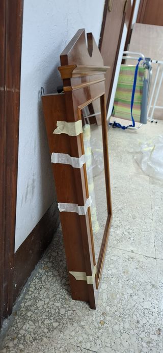 Vitrina de madera marrón