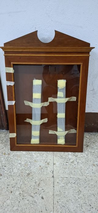 Vitrina de madera marrón