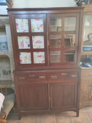 Vitrina antigua de madera y cristal