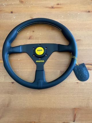 Volante Momo cuero amarillo
