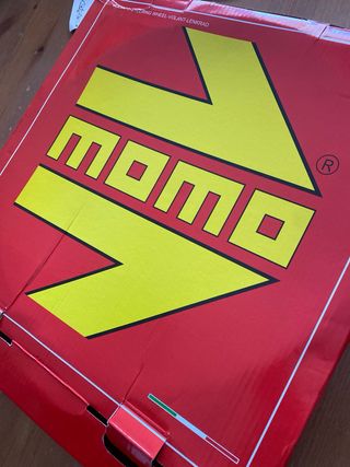 Volante Momo cuero amarillo
