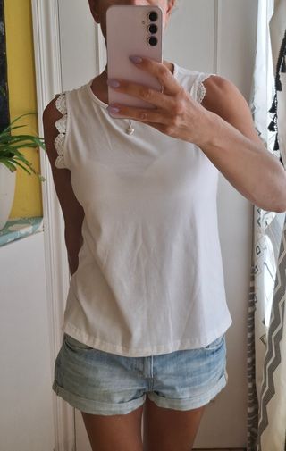 Top blanco Shein con encaje