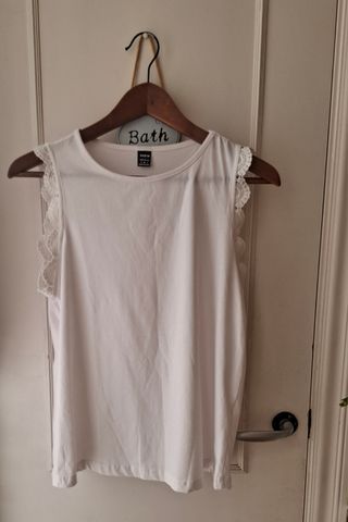 Top blanco Shein con encaje