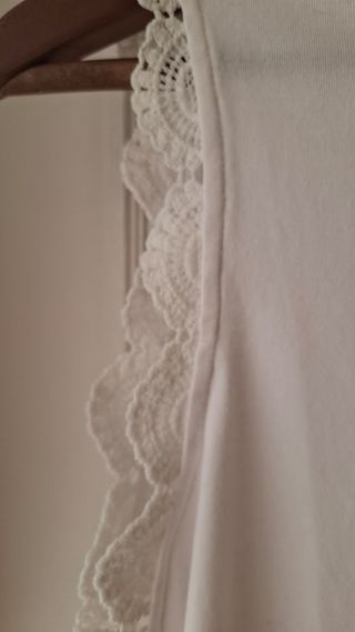 Top blanco Shein con encaje