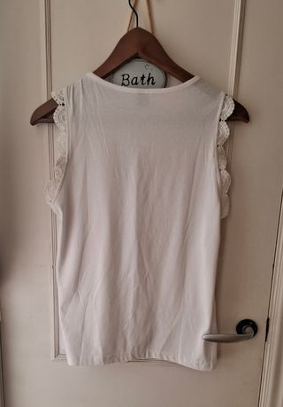 Top blanco Shein con encaje