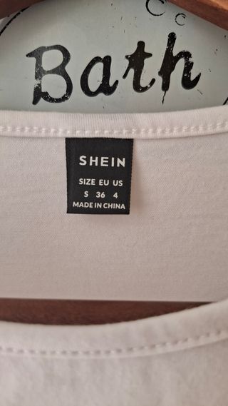Top blanco Shein con encaje