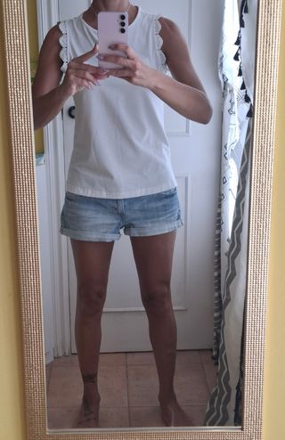 Top blanco Shein con encaje