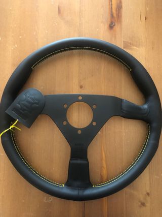 Volante Momo: Cuero/amarillo