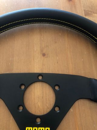 Volante Momo: Cuero/amarillo