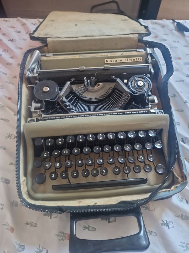 Macchina da scrivere Hispano Olivetti