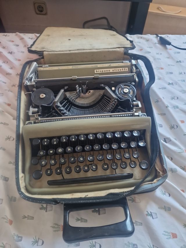 Macchina da scrivere Hispano Olivetti