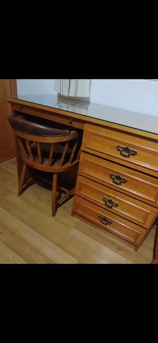 Escritorio madera + 2 sillones 
No hago envíos 
