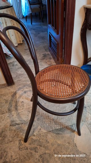 Silla con asiento de rejilla
