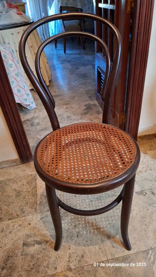 Silla con asiento de rejilla