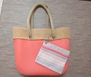 O bag rosa con manici in corda e borsello
