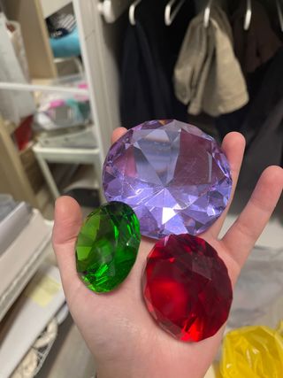 Diamantes de cristal decorativos: 3 piezas.
