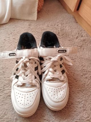 Zapatillas Adidas blancas y negras