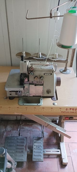 Máquina Overlock Brother