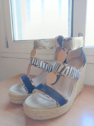Zapatos cuña beige y negro