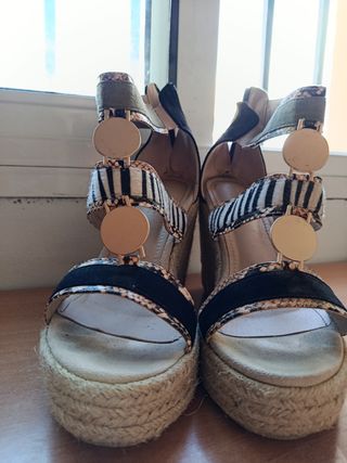 Zapatos cuña beige y negro