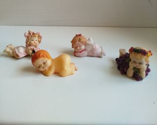 4 statuine, 1 in plastica 3 in resina