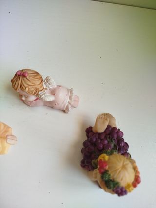 4 statuine, 1 in plastica 3 in resina