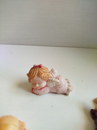 4 statuine, 1 in plastica 3 in resina