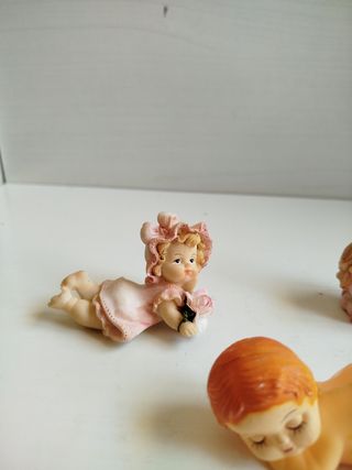 4 statuine, 1 in plastica 3 in resina