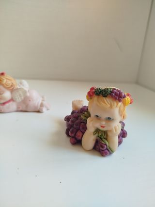 4 statuine, 1 in plastica 3 in resina