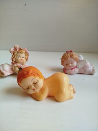 4 statuine, 1 in plastica 3 in resina