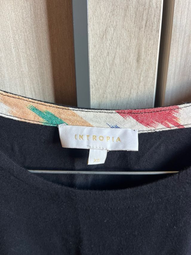 Camiseta Intropia negra multicolor