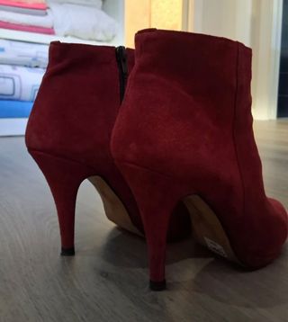 Botines rojos de tacón
