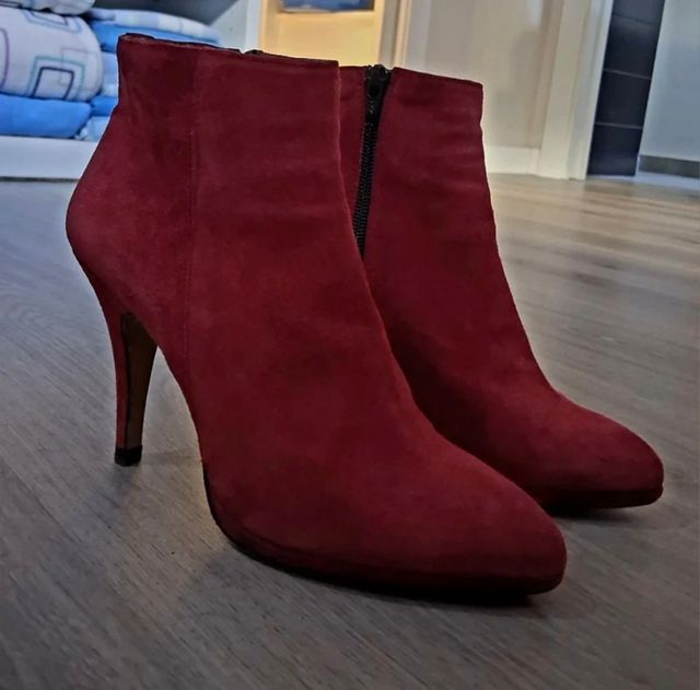Botines rojos de tacón