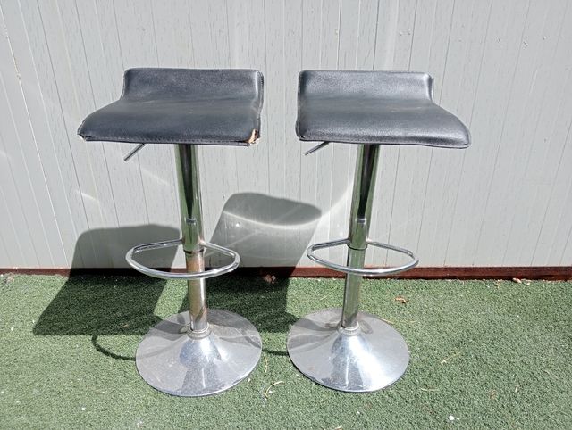 2 Taburetes altos - metal y piel sintética