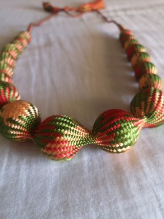 Collar tejido multicolor elegante