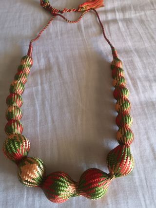 Collar tejido multicolor elegante