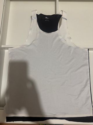 Camiseta deportiva blanca y negra