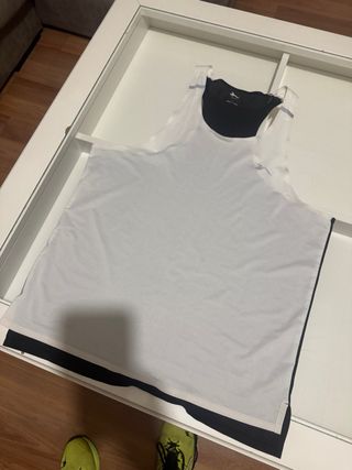 Camiseta deportiva blanca y negra