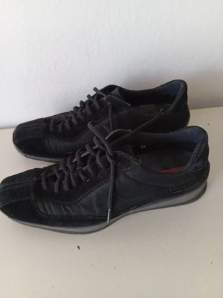 Scarpe Prada in suede nero