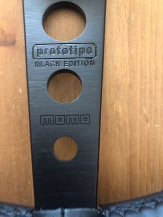 Volante Momo cuero negro