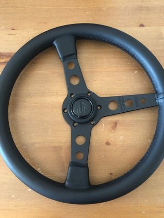 Volante Momo cuero negro