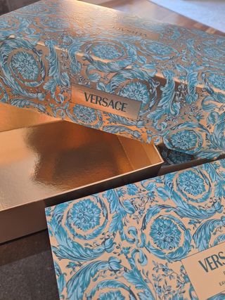Caja Versace de cartón resistente 