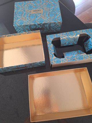 Caja Versace de cartón resistente 