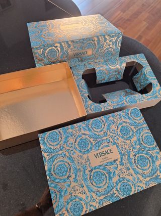 Caja Versace de cartón resistente 