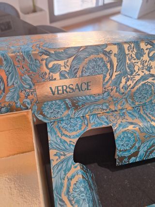 Caja Versace de cartón resistente 