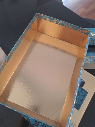 Caja Versace de cartón resistente 