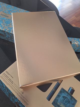 Caja Versace de cartón resistente 